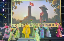 Đồng diễn áo dài “Phụ nữ Thủ đô - Hội nhập và phát triển”