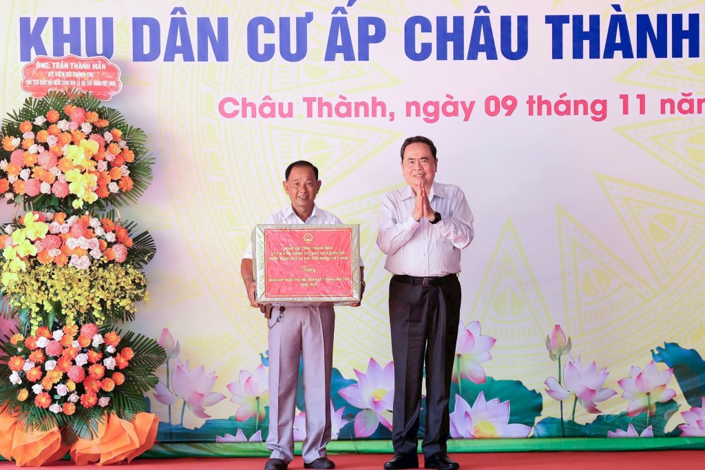 Chủ tịch Quốc hội Trần Thanh Mẫn tặng quà nhân dân khu dân cư ấp Châu Thành, xã An Ninh Chủ tịch Quốc hội Trần Thanh Mẫn tặng quà nhân dân khu dân cư ấp Châu Thành, xã An Ninh