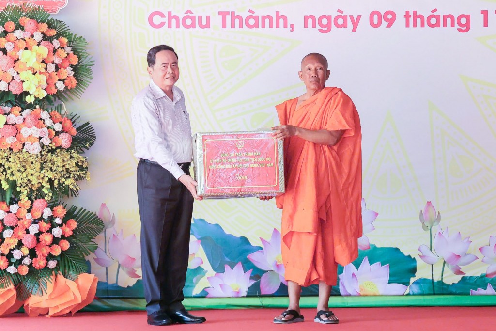 Chủ tịch Quốc hội Trần Thanh Mẫn tặng quà đại diện Chùa Tum Núp Chủ tịch Quốc hội Trần Thanh Mẫn tặng quà đại diện Chùa Tum Núp