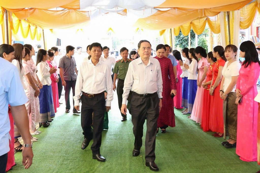 Chủ tịch Quốc hội Trần Thanh Mẫn tham dự Ngày hội Đại đoàn kết toàn dân tộc tại Cần Thơ. Chủ tịch Quốc hội Trần Thanh Mẫn tham dự Ngày hội Đại đoàn kết toàn dân tộc tại Cần Thơ.