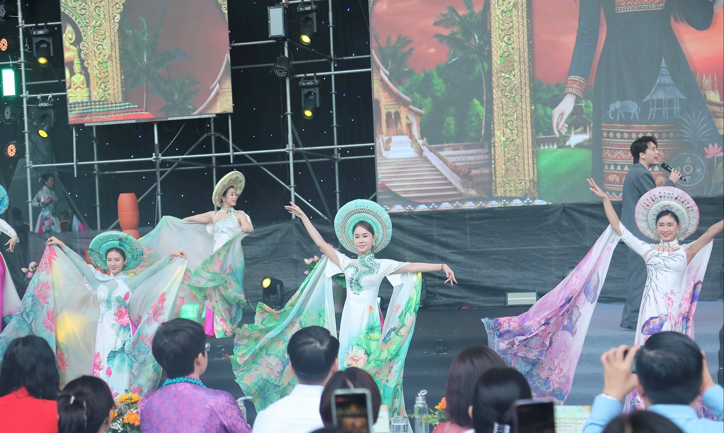 Đồng diễn áo dài “Phụ nữ Thủ đô - Hội nhập và phát triển” Đồng diễn áo dài “Phụ nữ Thủ đô - Hội nhập và phát triển”