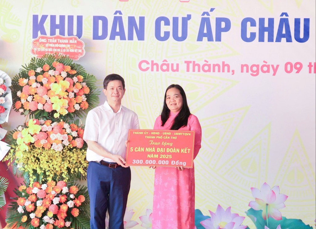 Bí thư Thành ủy Cần Thơ Lê Quang Tùng trao bảng tượng trưng hỗ trợ kinh phí xây nhà Đại đoàn kết. Bí thư Thành ủy Cần Thơ Lê Quang Tùng trao bảng tượng trưng hỗ trợ kinh phí xây nhà Đại đoàn kết.