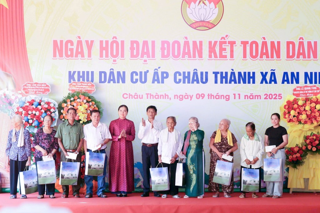 Chủ tịch Hội đồng Dân tộc Lâm Văn Mẫn và Phó Chủ tịch Ủy ban Trung ương MTTQ Việt Nam Hà Thị Nga tặng quà các gia đình chính sách tại TP. Cần Thơ. Chủ tịch Hội đồng Dân tộc Lâm Văn Mẫn và Phó Chủ tịch Ủy ban Trung ương MTTQ Việt Nam Hà Thị Nga tặng quà các gia đình chính sách tại TP. Cần Thơ.