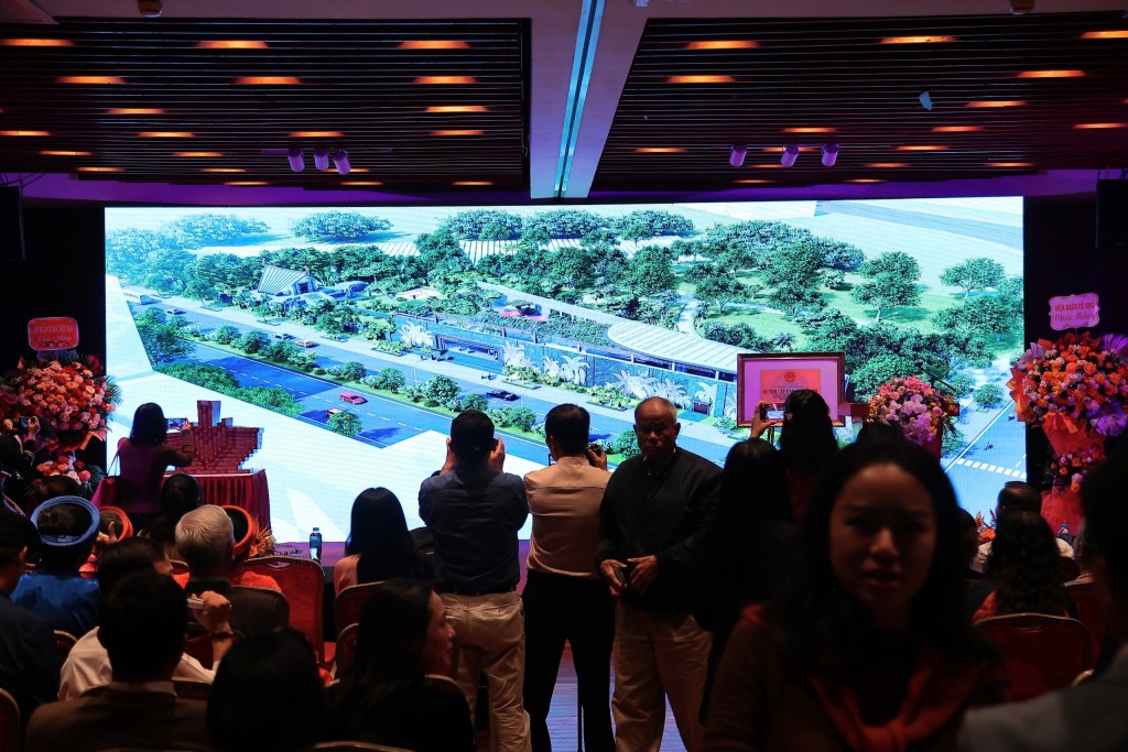 Trưng bày thu hút đông đảo người dân tham quan, thưởng lãm