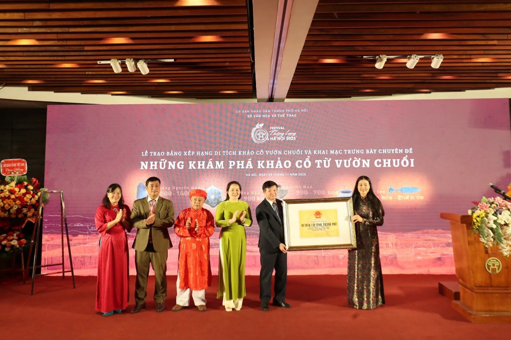 Thành ủy viên, Giám đốc Sở VH&TT Hà Nội Bạch Liên Hương trao bảng xếp hạng di tích cấp TP cho lãnh đạo và Nhân dân xã Hoài Đức