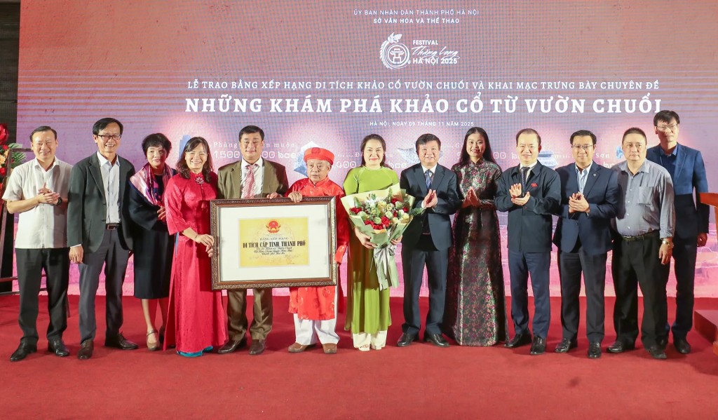 Các đại biểu tặng hoa chúc mừng lãnh đạo và Nhân dân xã Hoài Đức đón nhận bảng xếp hạng di tích cấp thành phố