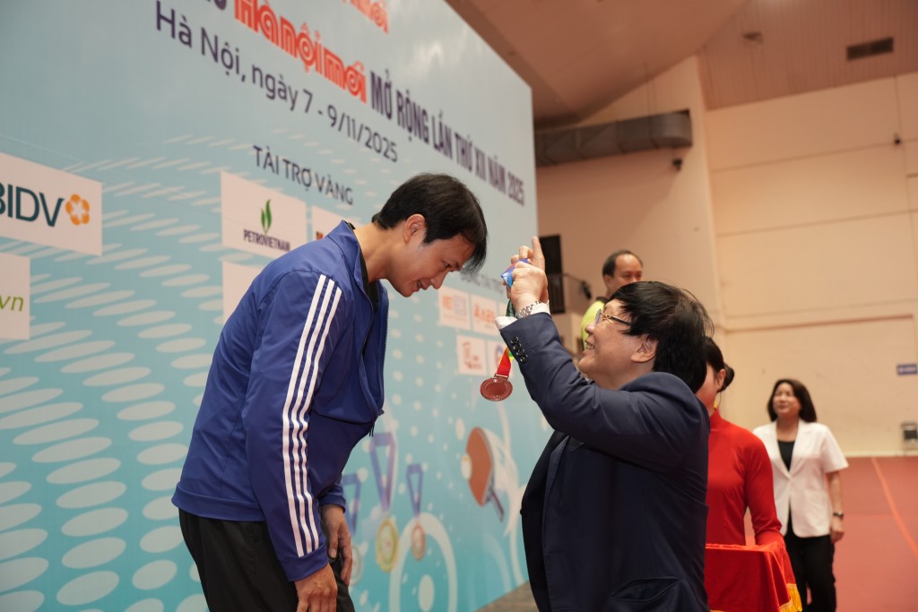 Phó Chủ tịch Hội Truyền thông số Việt Nam, nguyên Phó Chủ tịch Thường trực Hội Nhà báo Việt Nam Hồ Quang Lợi trao huy chương Vàng cho vận động viên vô địch ở nội dung đơn nam nâng cao Phó Chủ tịch Hội Truyền thông số Việt Nam, nguyên Phó Chủ tịch Thường trực Hội Nhà báo Việt Nam Hồ Quang Lợi trao huy chương Vàng cho vận động viên vô địch ở nội dung đơn nam nâng cao