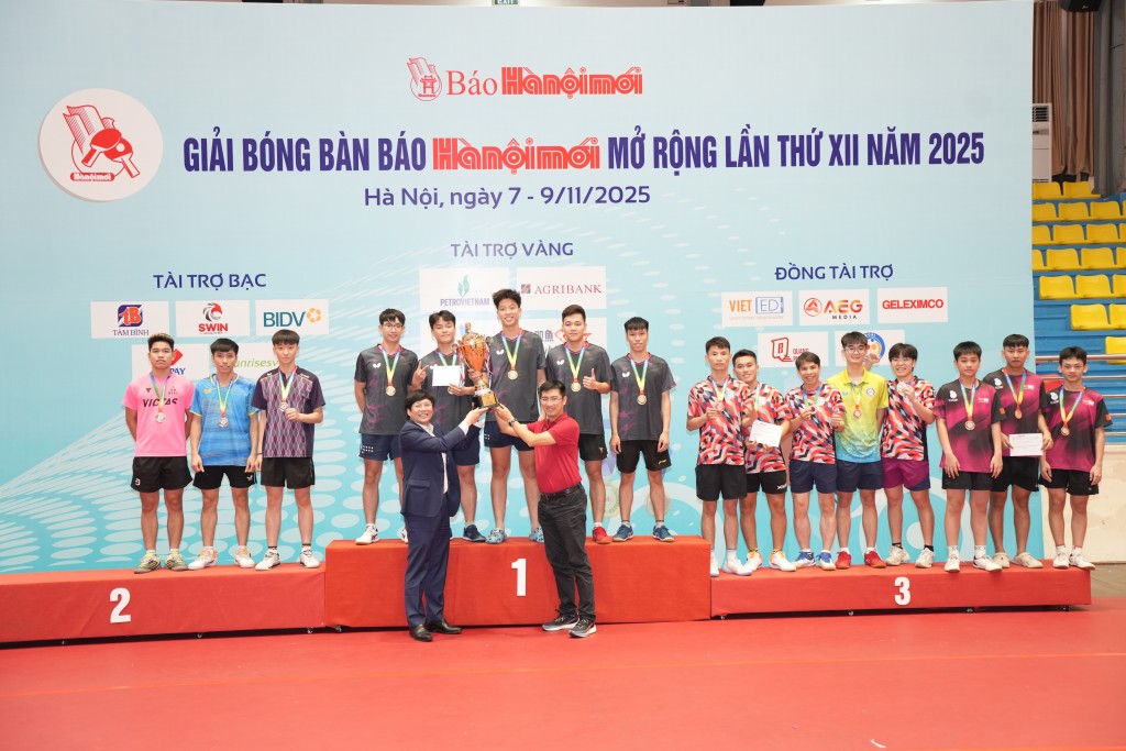 BTC trao cúp cho Nội dung đồng đội nam phong trào BTC trao cúp cho Nội dung đồng đội nam phong trào