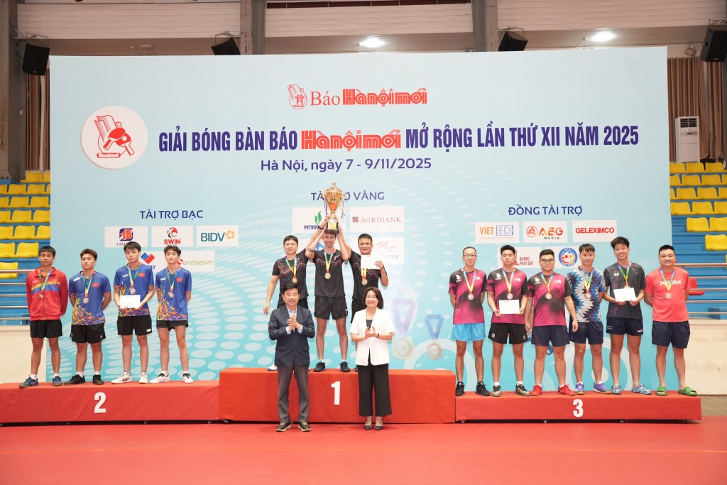 Phó Bí thư Đảng ủy các cơ quan Đảng thành phố Hà Nội Phạm Thị Nguyên Hạnh và Tổng Biên tập Báo Hànộimới Nguyễn Minh Đức trao giải chức Vô địch đồng đội nam nâng cao. Phó Bí thư Đảng ủy các cơ quan Đảng thành phố Hà Nội Phạm Thị Nguyên Hạnh và Tổng Biên tập Báo Hànộimới Nguyễn Minh Đức trao giải chức Vô địch đồng đội nam nâng cao.