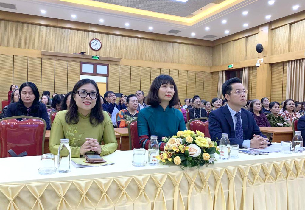 Đồng chí Vũ Đăng Định - Uỷ viên Ban Thường vụ Thành uỷ, Bí thư Đảng uỷ, Chủ tịch HĐND phường Hoàn Kiếm cùng các đồng chí lãnh đạo phường Hoàn Kiếm dự Ngày hội Đại đoàn kết toàn dân tộc Liên tổ dân phố khu vực Hàng Trống Đồng chí Vũ Đăng Định - Uỷ viên Ban Thường vụ Thành uỷ, Bí thư Đảng uỷ, Chủ tịch HĐND phường Hoàn Kiếm cùng các đồng chí lãnh đạo phường Hoàn Kiếm dự Ngày hội Đại đoàn kết toàn dân tộc Liên tổ dân phố khu vực Hàng Trống