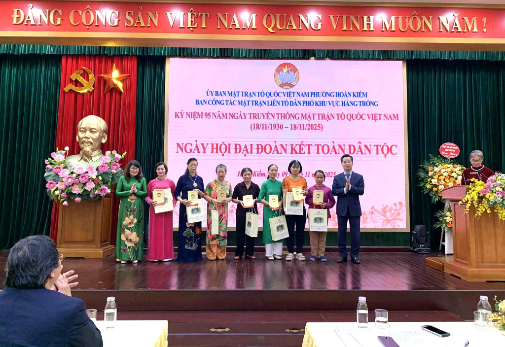 Đồng chí Vũ Đăng Định cùng lãnh đạo Uỷ ban MTTQ Việt Nam phường Hoàn Kiếm trao quà, động viện các hộ gia đình có hoàn cảnh khó khăn Đồng chí Vũ Đăng Định cùng lãnh đạo Uỷ ban MTTQ Việt Nam phường Hoàn Kiếm trao quà, động viện các hộ gia đình có hoàn cảnh khó khăn