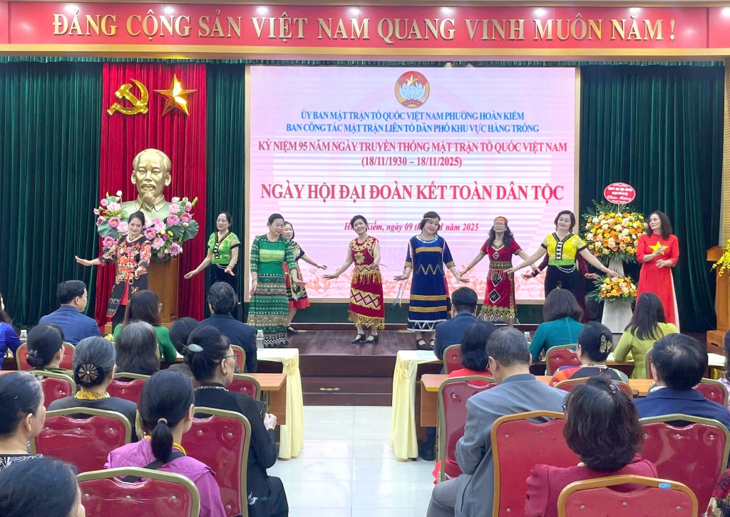 Một số tiết mục văn nghệ tại Ngày hội Đại đoàn kết toàn dân tộc Liên tổ dân phố khu vực Hàng Trống Một số tiết mục văn nghệ tại Ngày hội Đại đoàn kết toàn dân tộc Liên tổ dân phố khu vực Hàng Trống