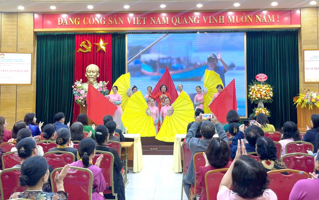 Gắn kết mật thiết giữa các tổ chức, hộ gia đình, khu dân cư Gắn kết mật thiết giữa các tổ chức, hộ gia đình, khu dân cư