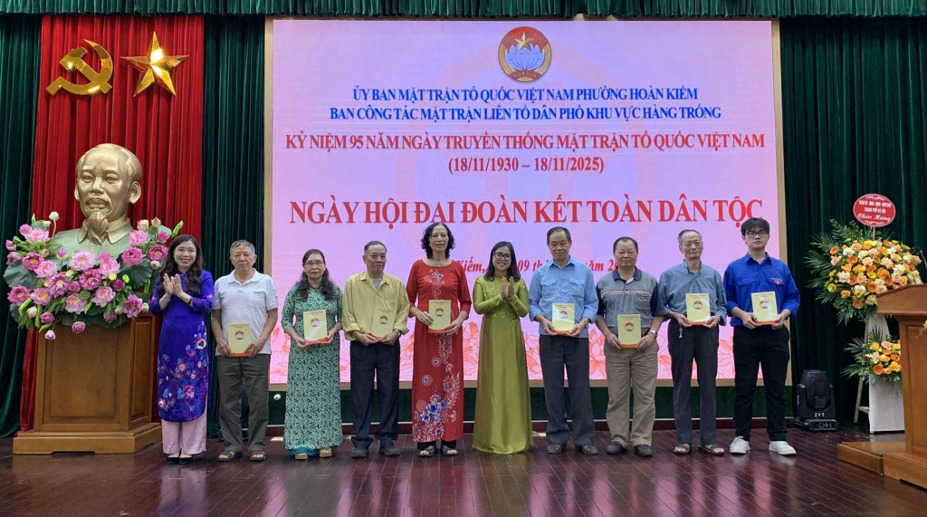 Các đồng chí lãnh đạo Đảng uỷ, HĐND, UBND, Uỷ ban MTTQ Việt Nam phường Hoàn Kiếm trao thưởng các đơn vị, cá nhân, các gia đình tiêu biểu trong Liên tổ dân phố khu vực Hàng Trống Các đồng chí lãnh đạo Đảng uỷ, HĐND, UBND, Uỷ ban MTTQ Việt Nam phường Hoàn Kiếm trao thưởng các đơn vị, cá nhân, các gia đình tiêu biểu trong Liên tổ dân phố khu vực Hàng Trống