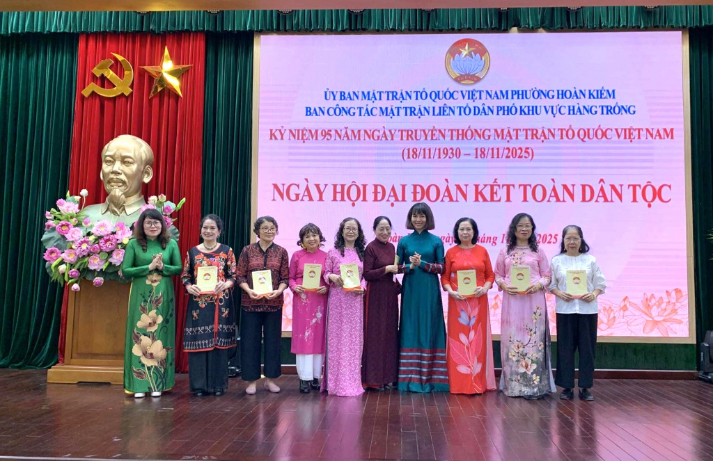 Gắn kết mật thiết giữa các tổ chức, hộ gia đình, khu dân cư Gắn kết mật thiết giữa các tổ chức, hộ gia đình, khu dân cư