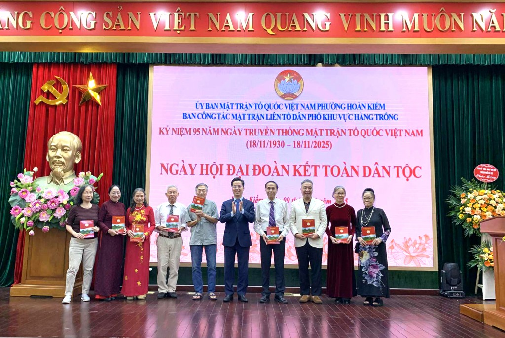 Gắn kết mật thiết giữa các tổ chức, hộ gia đình, khu dân cư Gắn kết mật thiết giữa các tổ chức, hộ gia đình, khu dân cư