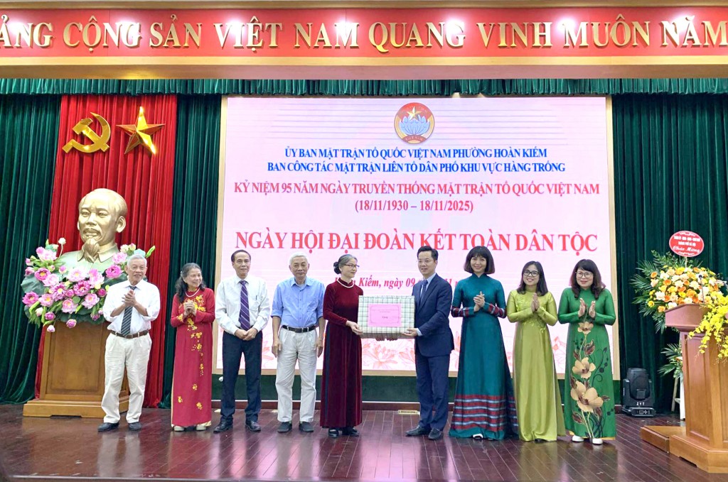 Các đồng chí lãnh đạo Đảng uỷ, HĐND, UBND, Uỷ ban MTTQ Việt Nam phường Hoàn Kiếm trao quà Liên tổ dân phố khu vực Hàng Trống Các đồng chí lãnh đạo Đảng uỷ, HĐND, UBND, Uỷ ban MTTQ Việt Nam phường Hoàn Kiếm trao quà Liên tổ dân phố khu vực Hàng Trống