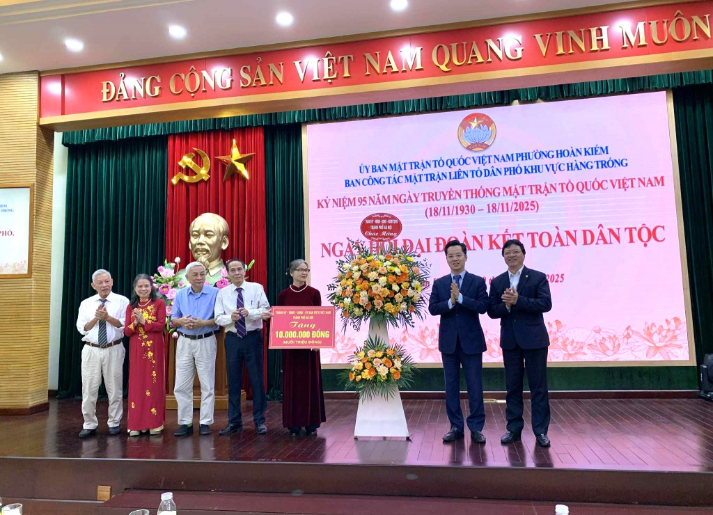 Thay mặt lãnh đạo thành phố, đồng chí Vũ Đăng Định - Uỷ viên Ban Thường vụ Thành uỷ, Bí thư Đảng uỷ, Chủ tịch HĐND phường Hoàn Kiếm và đồng chí Nguyễn Thanh Hải - Trưởng ban Tổ chức kiểm tra Uỷ ban MTTQ Việt Nam TP Hà Nội tặng hoa, trao quà chúc mừng Liên tổ dân phố khu vực Hàng Trống nhân kỷ niệm 95 năm Ngày truyền thống MTTQ Việt Nam Thay mặt lãnh đạo thành phố, đồng chí Vũ Đăng Định - Uỷ viên Ban Thường vụ Thành uỷ, Bí thư Đảng uỷ, Chủ tịch HĐND phường Hoàn Kiếm và đồng chí Nguyễn Thanh Hải - Trưởng ban Tổ chức kiểm tra Uỷ ban MTTQ Việt Nam TP Hà Nội tặng hoa, trao quà chúc mừng Liên