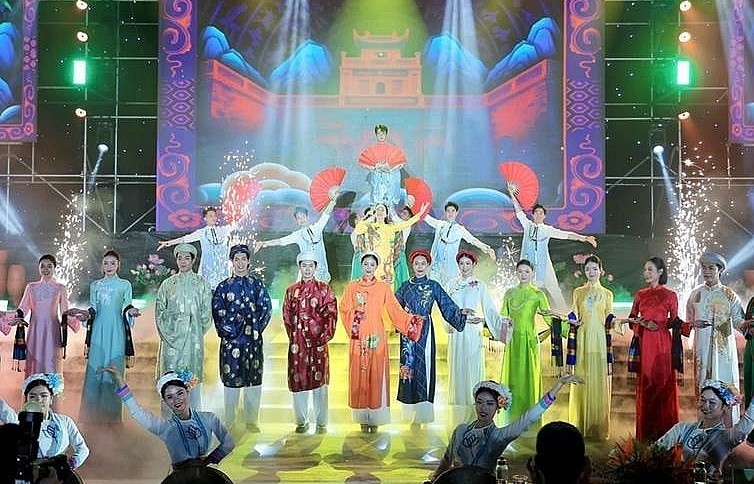 Lan tỏa tinh hoa di sản áo dài trong nhịp sống hiện đại