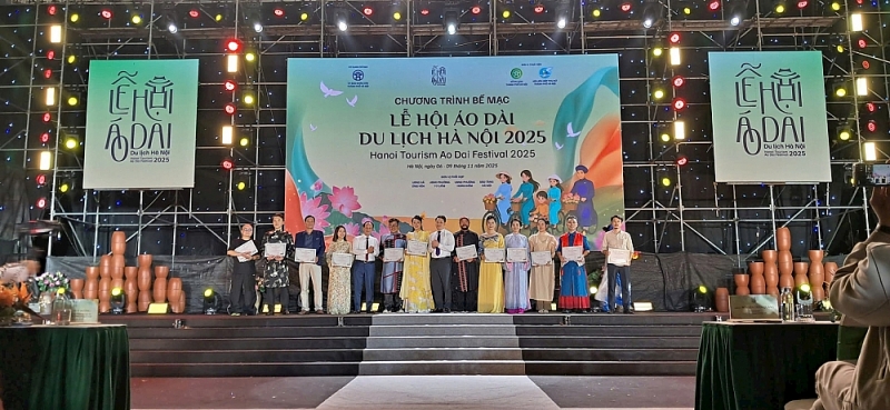 Lan tỏa tinh hoa di sản áo dài trong nhịp sống hiện đại