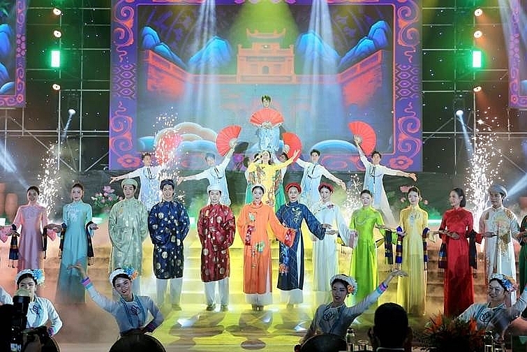 Lan tỏa tinh hoa di sản áo dài trong nhịp sống hiện đại