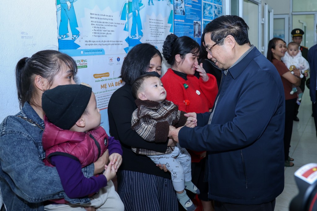 Thủ tướng Phạm Minh Chính thăm hỏi người dân đến khám tại trạm y tế xã Yên Khương - Ảnh: VGP/Nhật Bắc Thủ tướng Phạm Minh Chính thăm hỏi người dân đến khám tại trạm y tế xã Yên Khương - Ảnh: VGP/Nhật Bắc