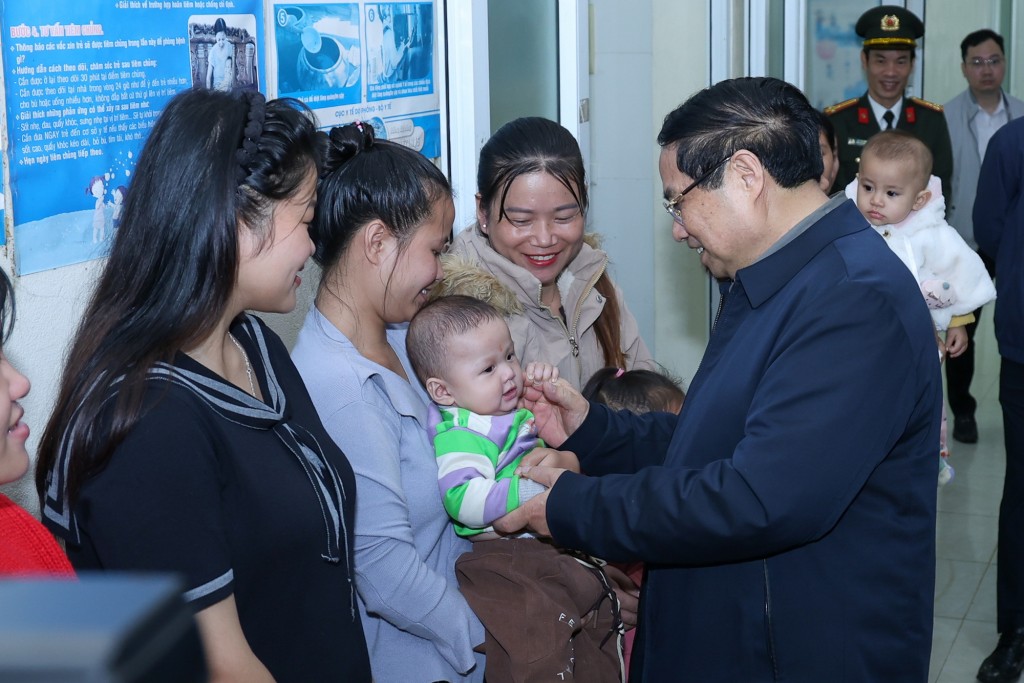 Thủ tướng Phạm Minh Chính thăm hỏi người dân đến khám tại trạm y tế xã Yên Khương - Ảnh: VGP/Nhật Bắc Thủ tướng Phạm Minh Chính thăm hỏi người dân đến khám tại trạm y tế xã Yên Khương - Ảnh: VGP/Nhật Bắc