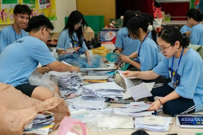 Các bạn trẻ trong dự án Striped Project phân loại rác tái chế