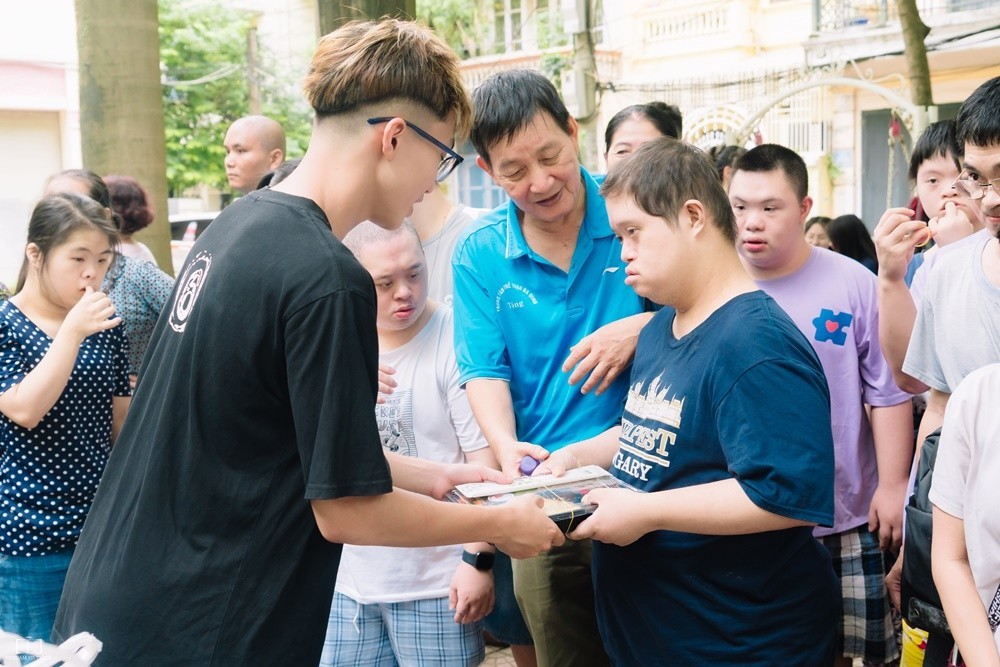 Những suất ăn, món quà được “Biệt đội giải cứu đồ ăn” trao đến tay trẻ em, thanh thiếu nhi hoàn cảnh khó khăn