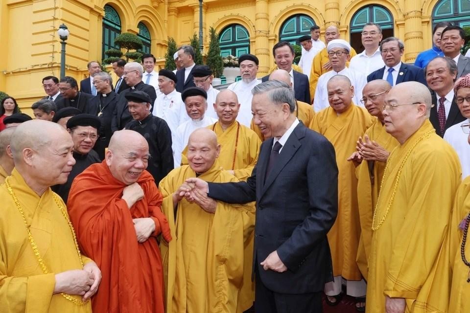 Tổng Bí thư Tô Lâm gặp mặt thân mật Đoàn đại biểu chức sắc, chức việc, lãnh đạo các tổ chức tôn giáo, ngày 13/6/2024. Tổng Bí thư Tô Lâm gặp mặt thân mật Đoàn đại biểu chức sắc, chức việc, lãnh đạo các tổ chức tôn giáo, ngày 13/6/2024.