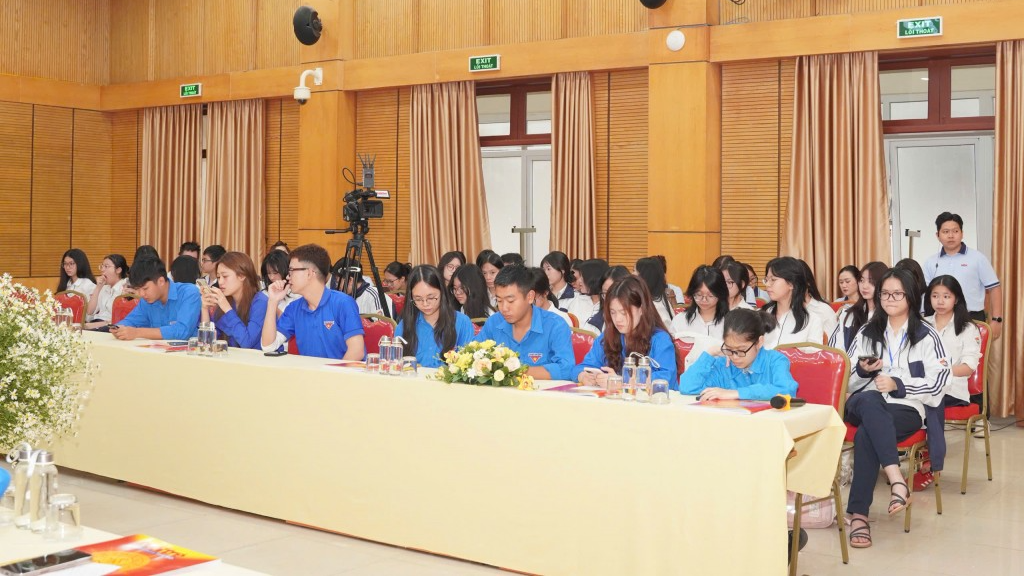 Tọa đàm thu hút đông đảo bạn trẻ tham gia