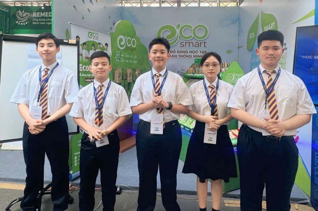 Nhóm học sinh Trường THCS Hoàn Kiếm thực hiện dự án Dự án Ecosmart - bộ đồ dùng học tập xanh thông minh
