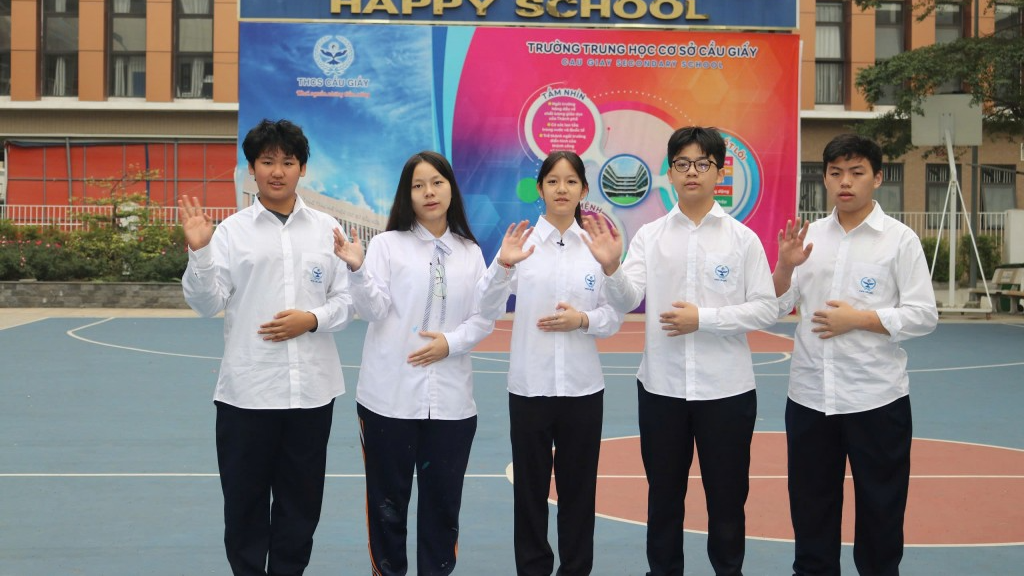 Các thành viên dự án “Máy phát điện ma sát nano ứng dụng thắp sáng đèn”