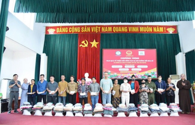 Tiếp thêm động lực để người dân vùng lũ ổn định cuộc sống