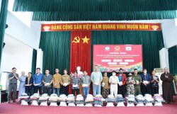 Tiếp thêm động lực để người dân vùng lũ ổn định cuộc sống