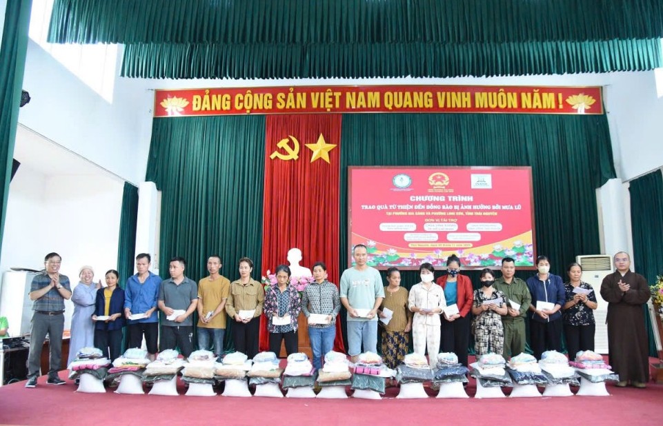 Tiếp thêm động lực để người dân vùng lũ ổn định cuộc sống