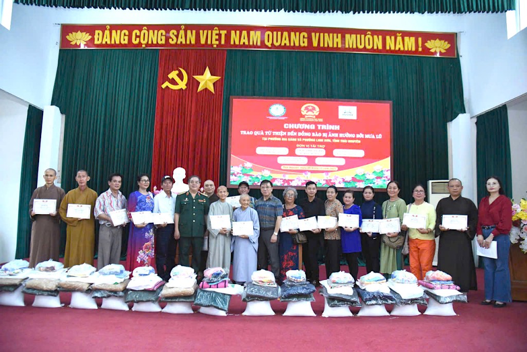 Tiếp thêm động lực để người dân vùng lũ ổn định cuộc sống