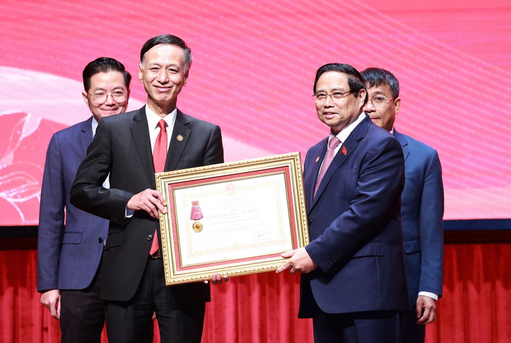 Thủ tướng Phạm Minh Chính trao Huân chương Lao động hạng Nhất tặng Vụ Đông Nam Á - Nam Á - Nam Thái Bình Dương - Ảnh: VGP/Nhật Bắc Thủ tướng Phạm Minh Chính trao Huân chương Lao động hạng Nhất tặng Vụ Đông Nam Á - Nam Á - Nam Thái Bình Dương - Ảnh: VGP/Nhật Bắc