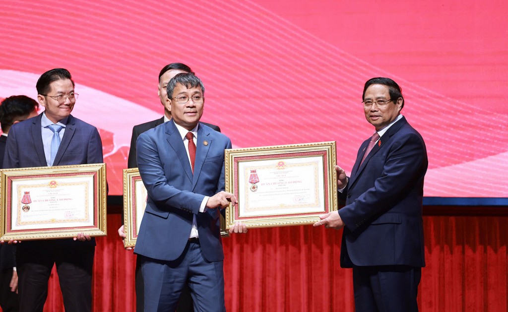 Thủ tướng Phạm Minh Chính trao Huân chương Lao động hạng Ba tặng Thứ trưởng Thường trực Bộ Ngoại giao Nguyễn Minh Vũ - Ảnh: VGP/Nhật Bắc Thủ tướng Phạm Minh Chính trao Huân chương Lao động hạng Ba tặng Thứ trưởng Thường trực Bộ Ngoại giao Nguyễn Minh Vũ - Ảnh: VGP/Nhật Bắc