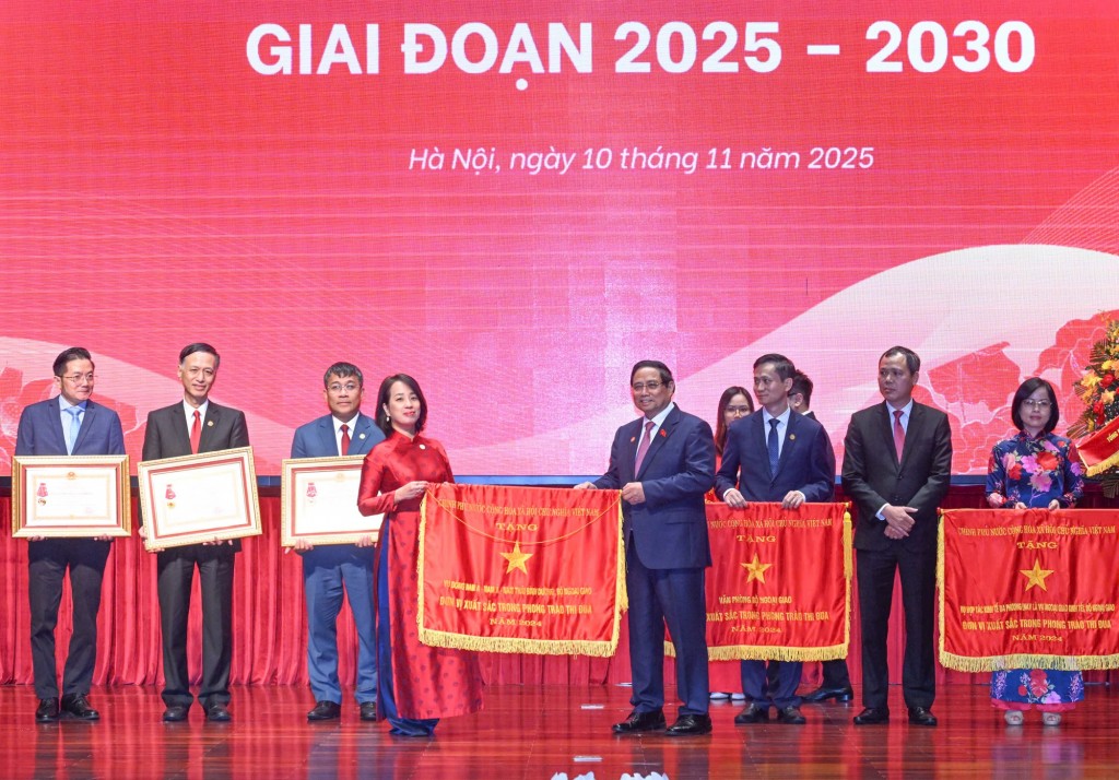 Các đơn vị nhận Cờ Thi đua Chính phủ - Ảnh: VGP/Nhật Bắc Các đơn vị nhận Cờ Thi đua Chính phủ - Ảnh: VGP/Nhật Bắc