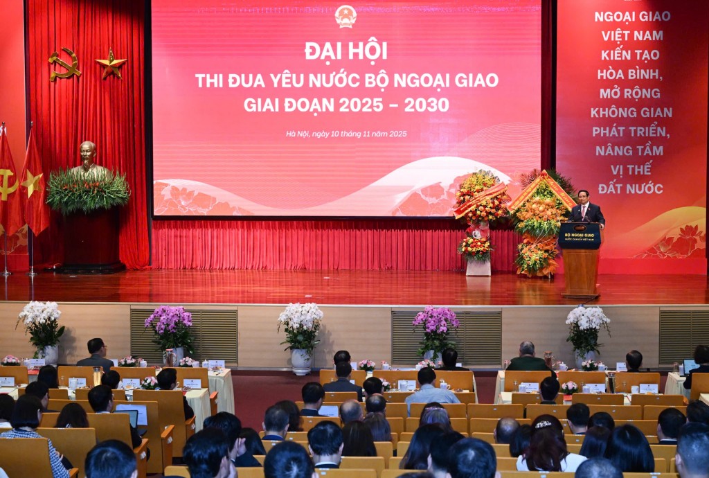 Người đứng đầu Chính phủ khẳng định, đối với ngành Ngoại giao - đội ngũ Xây dựng nền ngoại giao toàn diện, hiện đại, chuyên nghiệp, mang đậm bản sắc Việt Nam