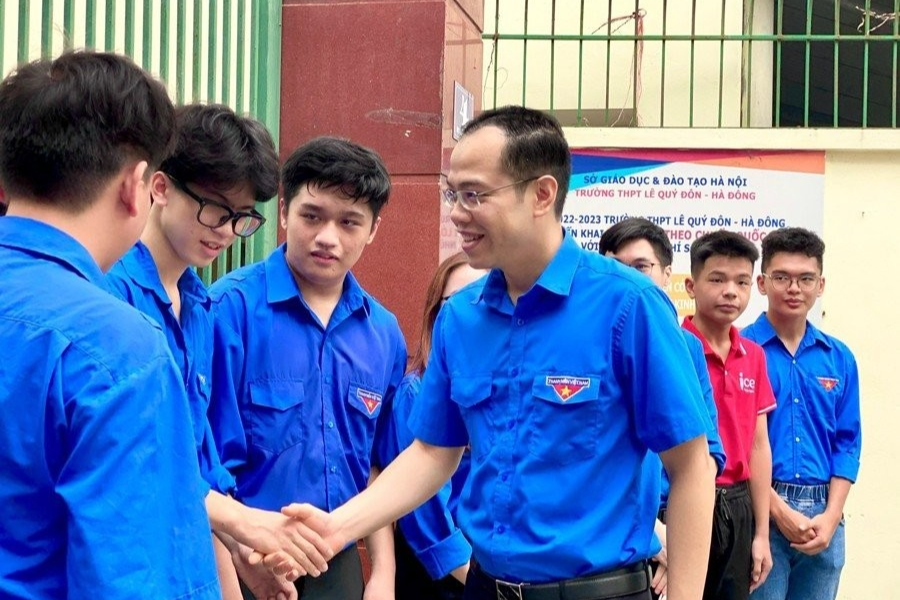 Bí thư Thành đoàn, Chủ tịch Hội Sinh viên thành phố Hà Nội Nguyễn Tiến Hưng động viên thanh niên, sinh viên tình nguyện tham gia chương trình “Tiếp sức mùa thi”