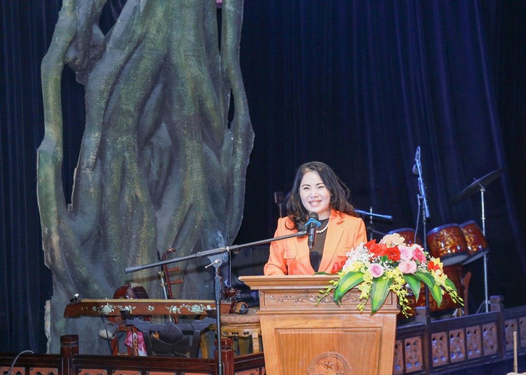 NSƯT Trần Thanh Hiền - Giám đốc Nhà hát Múa rối Thăng Long phát biểu đề dẫn tọa đàm