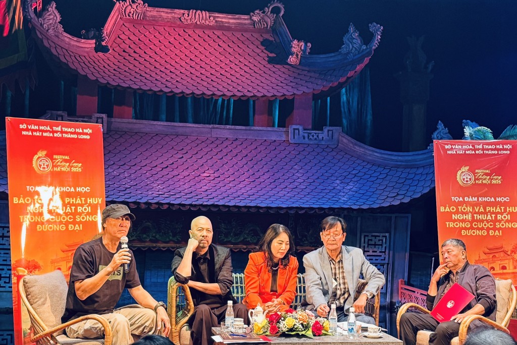 NSƯT Chu Lượng (ngoài cùng bên trái) 