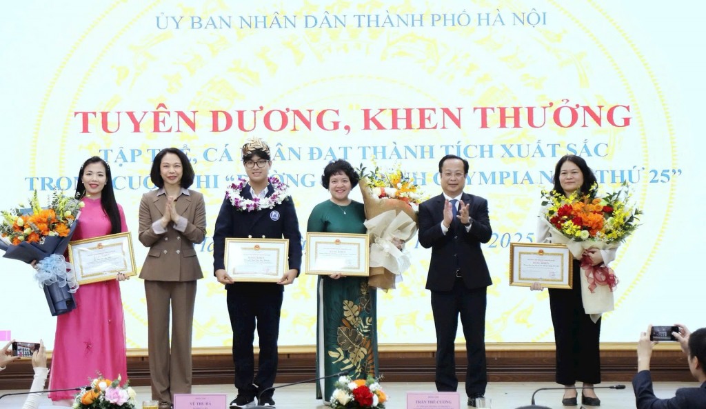 Ủy viên Ban Thường vụ Thành ủy, Giám đốc Sở Giáo dục và Đào tạo Hà Nội Trần Thế Cương và Phó Chủ tịch UBND thành phố Hà Nội Vũ Thu Hà trao Bằng khen tới 4 tập thể, cá nhân có thành tích trong cuộc thi “Đường lên đỉnh Olympia năm thứ 25”