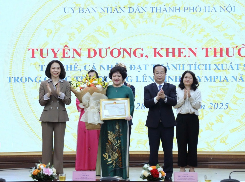 Ủy viên Ban Thường vụ Thành ủy, Giám đốc Sở GD&ĐT Hà Nội Trần Thế Cương và Phó Chủ tịch UBND thành phố Hà Nội Vũ Thu Hà trao Bằng khen tới đại diện Trường THPT Chuyên Hà Nội Amsterdam