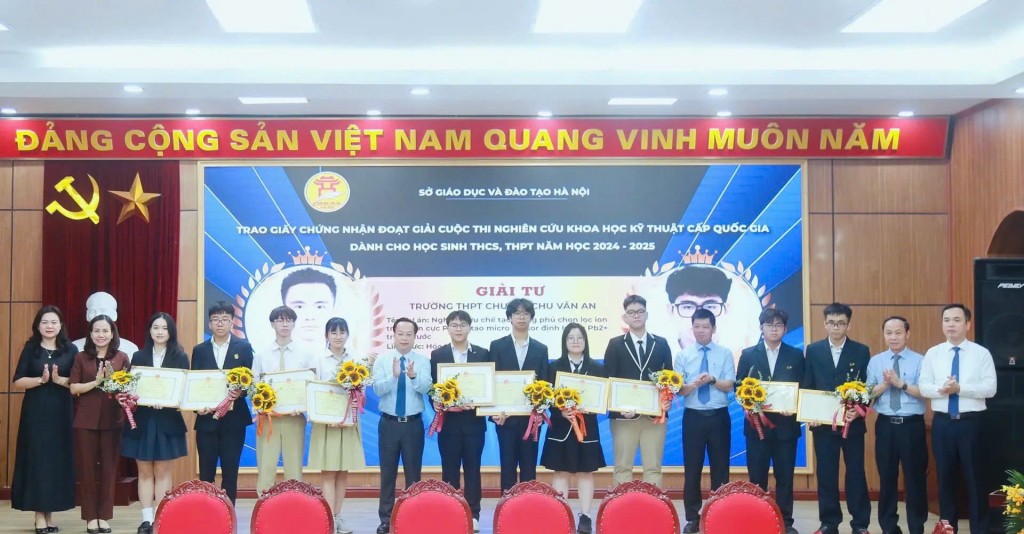 Lãnh đạo Sở GD&ĐT Hà Nội trao giấy chứng nhận cho các học sinh đoạt giải tại Cuộc thi khoa học kỹ thuật cấp quốc gia năm học 2024 - 2025