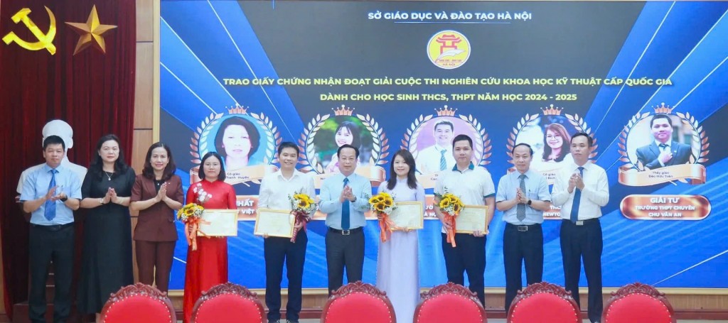 Ban Giám đốc Sở GD&ĐT Hà Nội trao chứng nhận cho các thầy cô hướng dẫn học sinh có dự án đoạt giải tại Cuộc thi khoa học kỹ thuật cấp quốc gia năm học 2024 - 2025