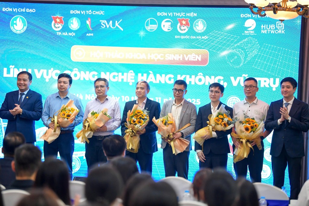 Ban Tổ chức tặng hoa Ban Cố vấn Hội thảo