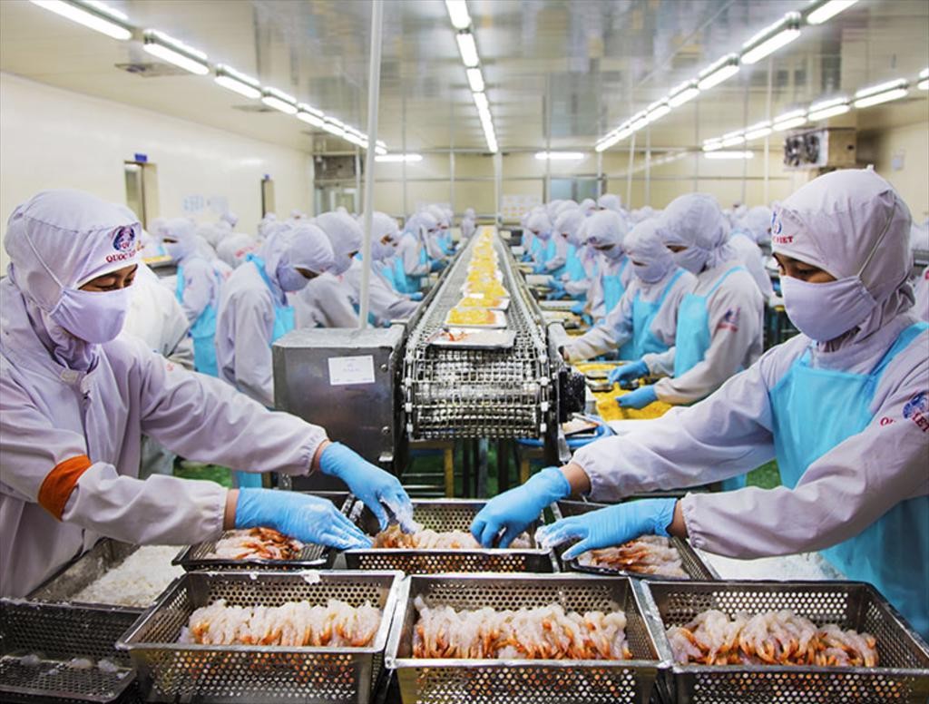 Thủy sản tiếp tục là ngành kinh tế mũi nhọn, đóng góp quan trọng vào tăng trưởng GRDP của tỉnh Cà Mau. Tỉnh đẩy mạnh nuôi trồng, chế biến và xuất khẩu tôm, cá theo hướng ứng dụng công nghệ cao, phát triển bền vững và đạt các chứng nhận quốc tế, khẳng định vị thế “thủ phủ tôm” của cả nước. Thủy sản tiếp tục là ngành kinh tế mũi nhọn, đóng góp quan trọng vào tăng trưởng GRDP của tỉnh Cà Mau. Tỉnh đẩy mạnh nuôi trồng, chế biến và xuất khẩu tôm, cá theo hướng ứng dụng công nghệ cao, phát triển bền vững và đạt các chứng nhận quốc tế, khẳng định vị thế “thủ phủ tôm” của cả nước.